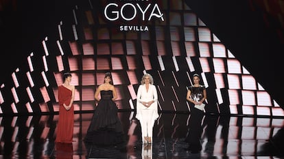 De izquierda a derecha, las actrices de 'Belle Époque', Penélope Cruz, Maribel Verdú, Miriam Díaz-Aroca y Ariadna Gil, entregan el Goya a mejor película en la 37ª edición de los premios Goya de este sábado.