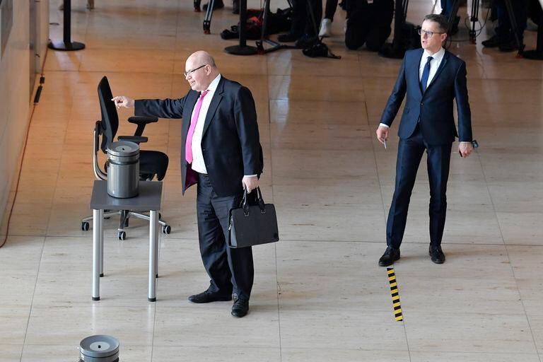 El ministro de Economía alemán, Peter Altmaier, deposita su voto durante una sesión en el Bundestag el miércoles en Berlín.