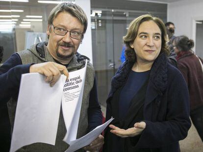 Xavier Domènech, portavoz de En Comú Podem, y Ada Colau, alcaldesa de Barcelona, en la reunión de grupo promotor.