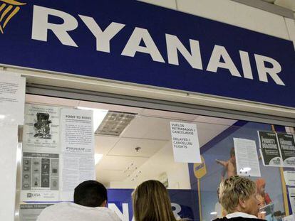Pasajeros afectados por la huelga de Ryanair hacen cola frente a un mostrador de la compa–’a en la T1 del aeropuerto de Barajas en Madrid.