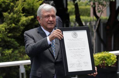 López Obrador muestra la constancia de presidente electo.
