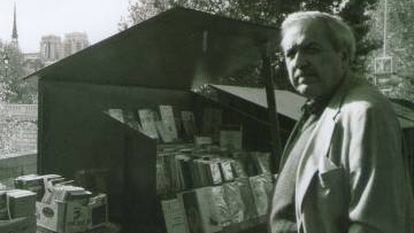 Luis Loayza junto a las librer&iacute;as de la ribera del Sena, en Par&iacute;s, en 2004.