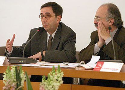 Miguel Jiménez (director de la biblioteca de la Universidad Autónoma de Madrid) y Fernando Valverde (a la derecha), en el Congreso Nacional de Libreros celebrado en Málaga la semana pasada.