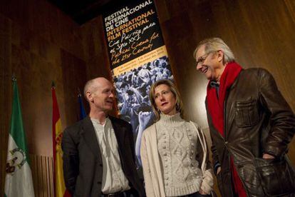 Piluca Baquero, entre el guionista Paul Laverty y el director Ken Loach, en el Festival de Cine Pol&iacute;tico de Ronda de 2010.