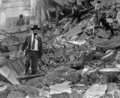 Un hombre deambula entre los escombros de la sede de la AMIA, tras el atentado el 18 de julio de 1994.