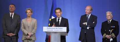 Nicolás Sarkozy acompañado del Secretario de Estado de Justicia, Jean-Marie Bockel, el ministro de Interior, Brice Hortefeux y la ministra de Justicia, Michèle Alliot-Marie durante la rueda de prensa de hoy en Grenoble.