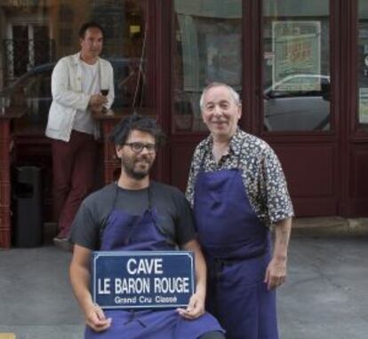 Philemon y Dominique, artífices del bar Le Baron Rouge de París.