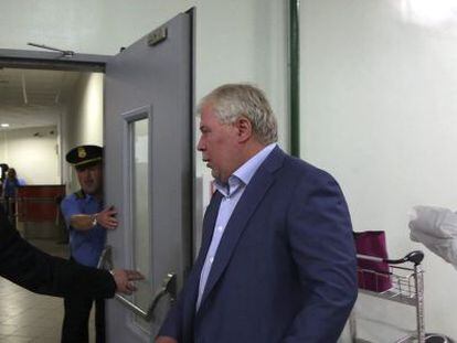 El abogado ruso Anatoly Kucherena al entrar el mi&eacute;rcoles a la terminal de tr&aacute;nsito del aeropuerto de Mosc&uacute;