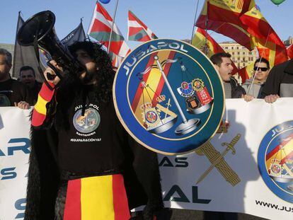 Policías nacionales y guardias civiles se manifiestan en San Sebastián.