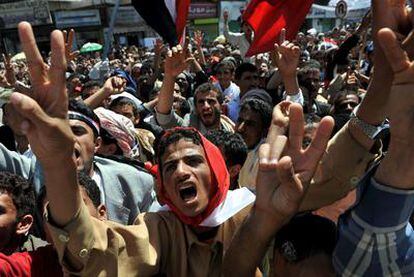 Manifestación contra el mandatario de Yemen, Ali Abdalá Saleh, ayer en Saná.