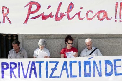 Integrantes del 15-M, delante del Área de Gobierno de las Artes.