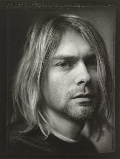 Kurt Cobain decía que “se odiaba y quería matarse”. Y lo hizo. Ese ideal romántico y supernova, de la gente que arde muy luminoso y luego se consume en un soplo, está en muchas estrellas del rock. Pero el rey del grunge logró algo más. En un mundo rock dominado por lo macho, fue de los primeros en reivindicar los grupos guitarreros de chicas y las bandas con un sonido más amateur, menos profesional. No le importaba, tampoco, vestirse de mujer ni admitir cada una de sus debilidades de una forma rabiosa. Lo hizo, además, ya superada la época ultraconsumista de los ochenta, cuando mucha gente no veía nada 'cool' más allá de los círculos del 'hip hop'.