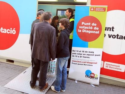 Punt de votació a la plaça de Catalunya per la consulta sobre la Diagonal, celebrada el 2010.