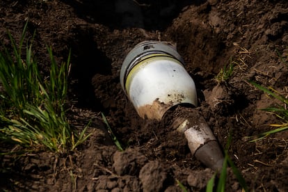 Una bomba de racimo rusa sin explotar, en abril de 2022 en Dergachi (Járkov).