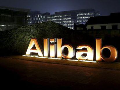 El logotipo de Alibaba iluminado  en su sede central en Hangzhou.