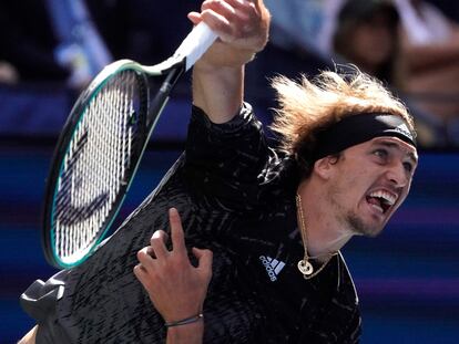 Zverev sirve durante el partido de cuartos de final contra Lloyd Harris.