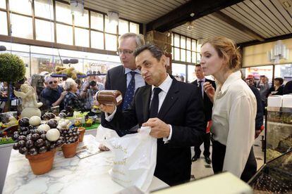 El presidente francés Nicolas Sarkozy visita una tienda en Guerande, oeste de Francia, durante su campaña.