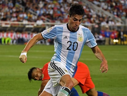 Nicolás Gaitán regatea al chileno Gonzalo Jara, en un partido disputado en la Copa América.