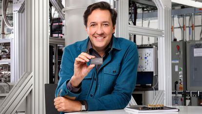 Darío Gil muestra el procesador cuántico Osprey en las instalaciones de IBM Research en Nueva York.