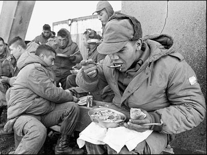 En esta foto de archivo tomada el 13 de abril de 1982, soldados argentinos almuerzan en la antigua base de los Royal Marines en las Islas Malvinas.