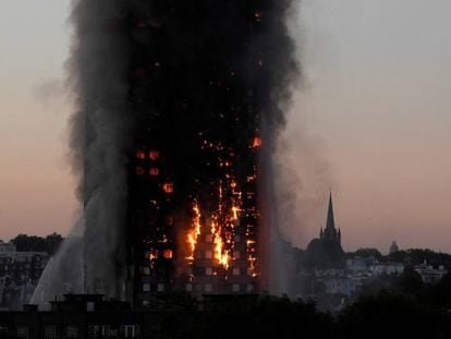 La torre Grenfell arde en la noche del 14 de junio de 2017. 