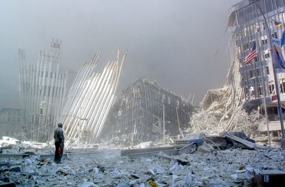 Un hombre, entre los escombros, tras el colapso de la primera torre del World Trade Center, el 11 de septiembre de 2001.