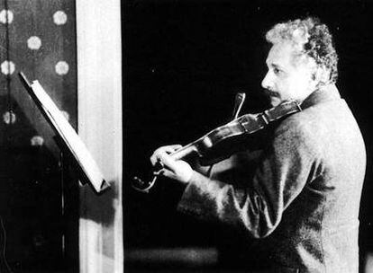 Imagen del científico Albert Einstein tocando el violín.