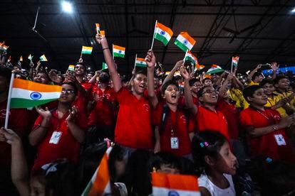 Alumnos de un colegio festejan el éxito de la misión  Chandrayaan-3, en Guwahati (India), este miércoles.