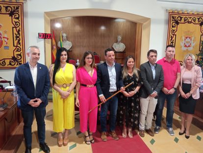 El nuevo alcalde de Linares (Jaén), el socialista Javier Perales, en el centro de la imagen con la vara de mando, este martes. / G.D.