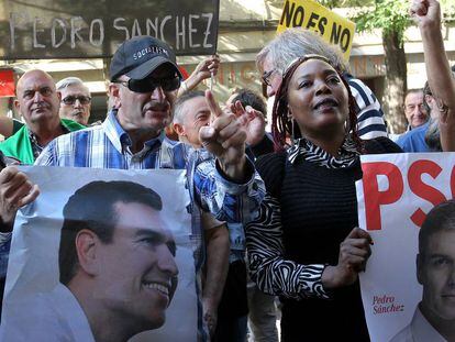 Simpatizantes de Pedro Sánchez, este sábado en la sede socialista de Ferraz.