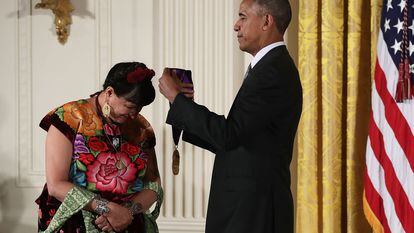 President Barack Obama presents the National Medal of Arts to author Sandra Cisneros.
