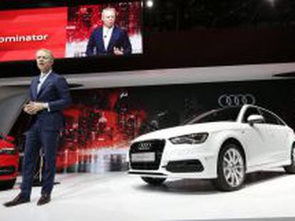 El Audi A3, en el Sal&oacute;n del Autom&oacute;vil en Nueva York. Al frente, el presidente de Audi Am&eacute;rica, Scott Keogh.