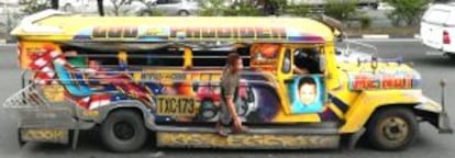 Un pasajero a bordo de un 'jeepney' en Manila.