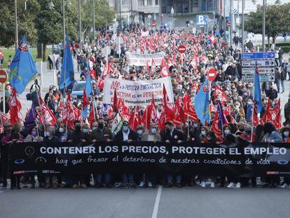 Cientos de personas reclaman en Avilés que el Gobierno central tome medidas urgentes contra la subida de precios.