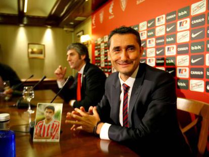 Valverde, sonriente, tras anunciar Josu Urrutia su fichaje como entrenador del Athletic.