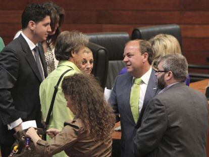 Jos&eacute; Antonio Monago conversa con Pedro Escobar en el debate de investidura. 