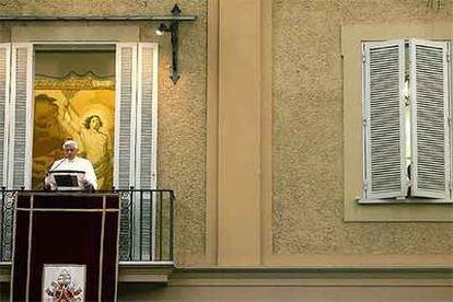 El Papa lee su discurso durante la oración del Ángelus de ayer desde el balcón de su residencia veraniega de Castelgandolfo, en las afueras de Roma.