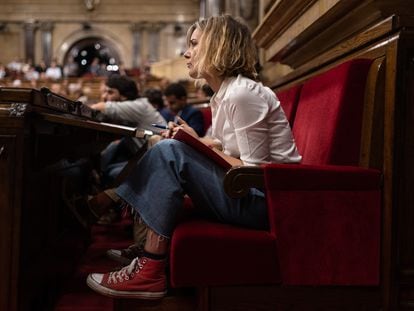 La diputada de los comunes, Jessica Albiach, sentada en el Parlament de Cataluña