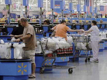 Clientes de Walmart pasando por caja en Springdale, Arkansa