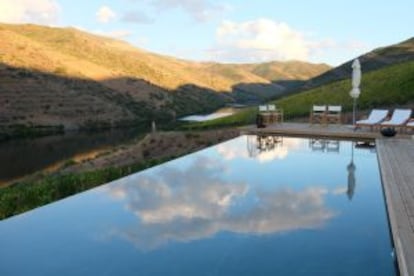 Piscina sobre el Duero en la Quinta do Vallado, al norte de Portugal.