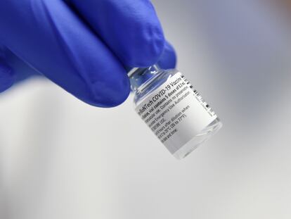 Un trabajador sanitario sostiene un vial de la vacuna de Pfizer.