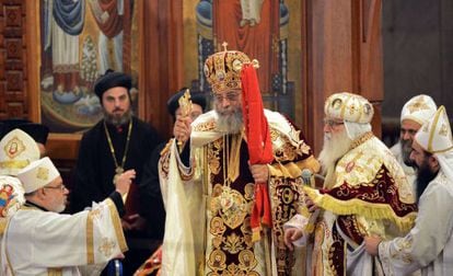 Tawadros II es entronizado como patriarca de los coptos en la catedral de San Marcos, en El Cairo. 