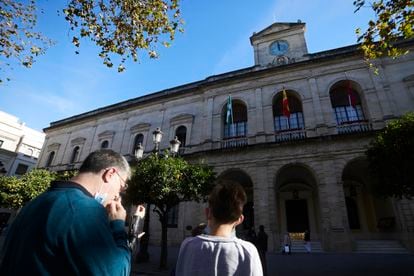 Vecinos de Sevilla, frente al Ayuntamiento de la capital andaluza.