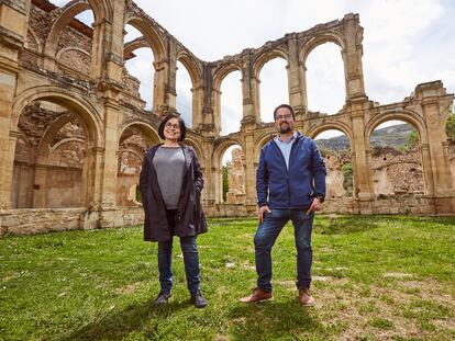 Juanmi Gutiérrez y Esther López en el monasterio de Santa María de Rioseco (Burgos).