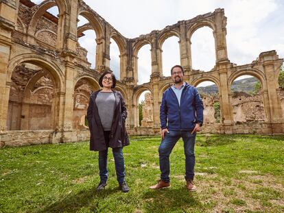 Juanmi Gutiérrez y Esther López en el monasterio de Santa María de Rioseco (Burgos).