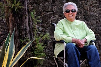 Chavela Vargas, fotografiada el domingo en el jard&iacute;n de su residencia