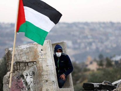 Un manifestante palestino se refugia en un bloque de hormigón durante unas protestas el pasado martes.