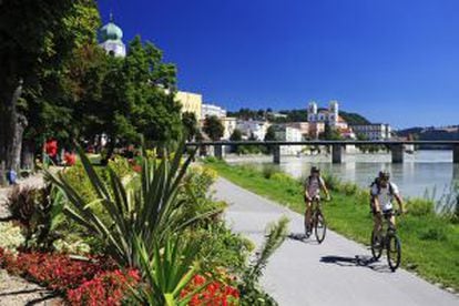 Ciclistas en la localidad alemana de Passau siguiendo el Donauradweg, el camino ciclista del Danubio.