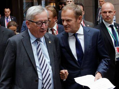A la izquierda el presidente de la Comisi&oacute;n Europea, Jean-Claude Juncker, escucha a su hom&oacute;logo en el Consejor Europeo, Donald Tusk