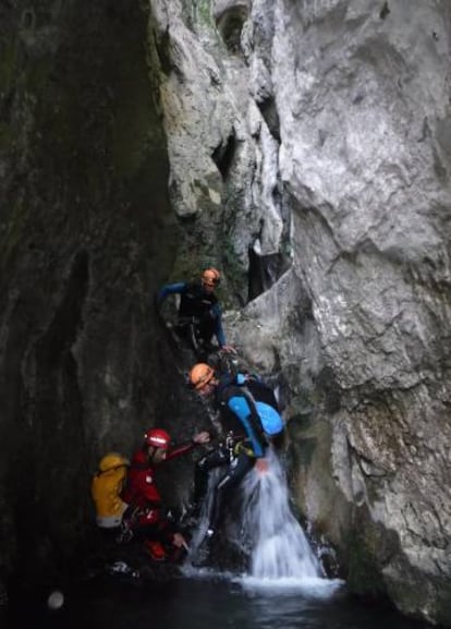 Descenso del barranco de La Leze, en la sierra de Altzania (Álava).